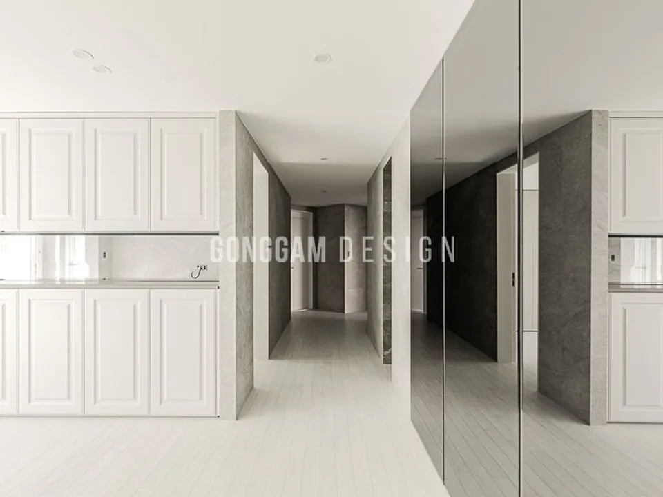 역삼동 50평 거실 인테리어 시공 사진 · 무몰딩·타일·포세린 (공감디자인)